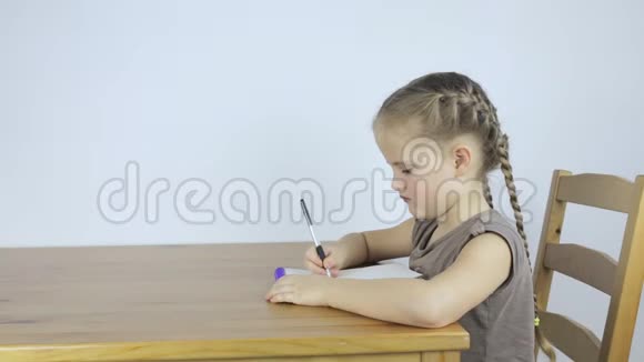 女孩在网上学习在笔记本电脑上看作业视频的预览图