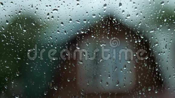 小雨点落在潮湿的窗户玻璃上视频的预览图