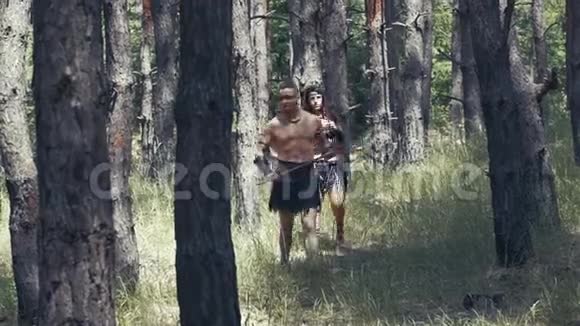 女战士和一个男人一起走在森林里打猎视频的预览图