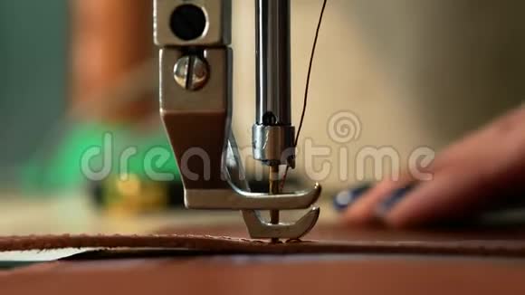 用缝纫机缝制皮带从侧面看关门视频的预览图