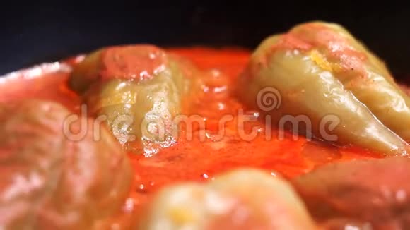 把辣椒放在番茄酱特写的平底锅里烹饪炖菜视频的预览图
