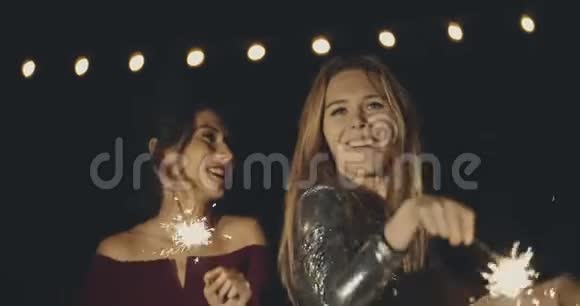 两个女人在舞会上跳舞庆祝圣诞节圣诞节友谊度假生活方式广告商业视频的预览图