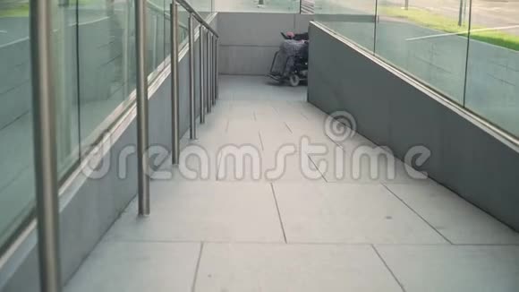使用斜坡的电动轮椅上的人的4K分辨率无障碍概念视频的预览图