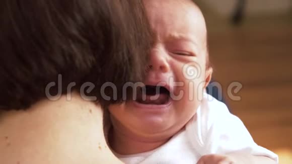 妈妈抱着哭泣的女婴抚慰她视频的预览图