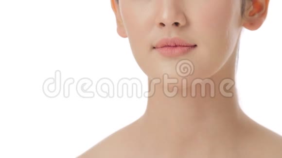 在慢动作护肤概念中特写美丽的年轻亚洲女人触摸脸和健康皮肤的肖像视频的预览图