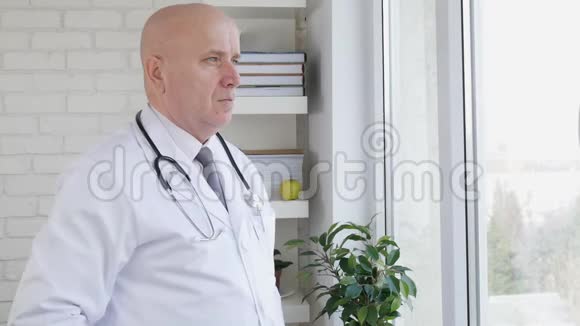 医院内阁中放松的医生慢动作等待病人视频的预览图