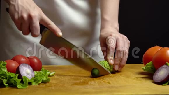 女人切青黄瓜做沙拉视频的预览图