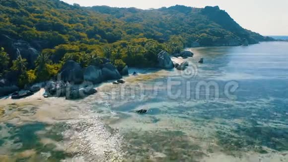 鸟瞰4k飞行以上的Anse源D阿根廷热带海滩拉迪格岛塞舌尔早期的宁静场景视频的预览图