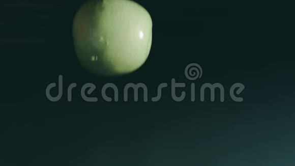 绿苹果落在浅水表面慢动作红色射击视频的预览图