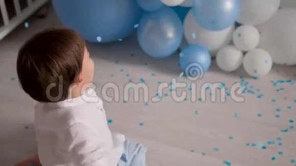 两岁的男孩在玩蓝色气球视频的预览图
