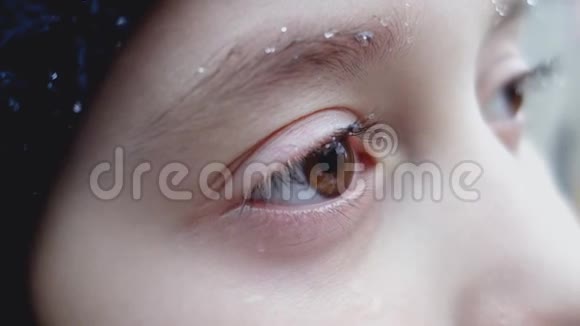 小女孩的睫毛和眉毛上的雪橇掉下来视频的预览图