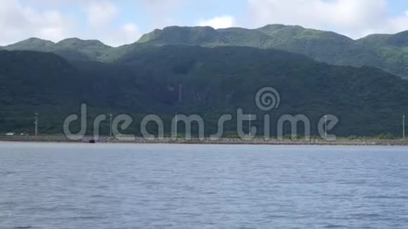 皮纳萨拉落在冲绳岛的伊里奥莫特岛冲绳最大的瀑布视频的预览图