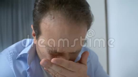 沮丧的男人在医院病房哭泣失去的痛苦健康问题视频的预览图