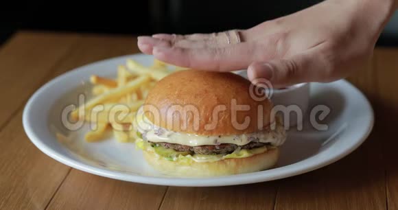 女性手推弹性汉堡视频的预览图