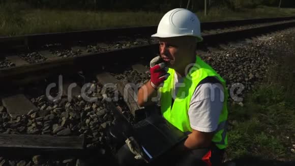 铁路工人用对讲机说话视频的预览图