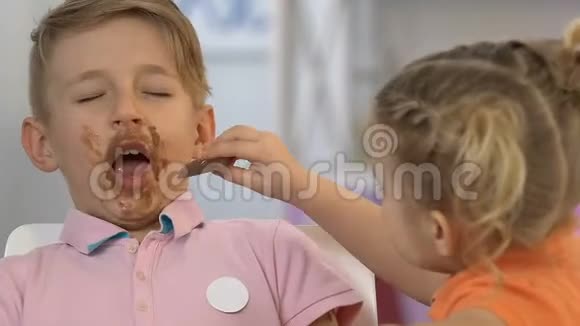 姐姐用巧克力喂哥哥脏脸吃甜食视频的预览图