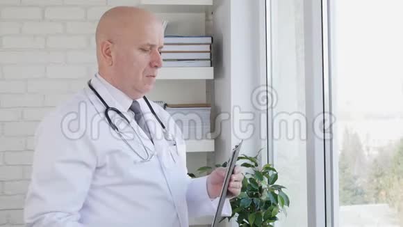 医生在药房内部书写医疗食谱时的慢动作视频的预览图