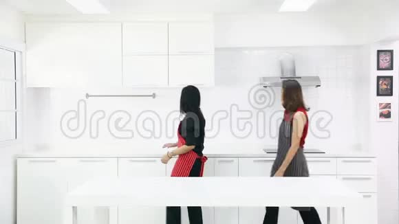 亚洲女人教女儿厨房视频的预览图