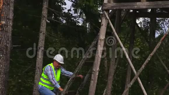 林业工人爬上木塔视频的预览图