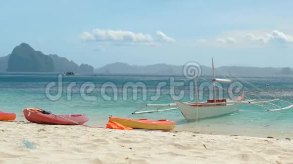 孤独的皮划艇和菲律宾的船邦加在热带海滩蓝色的海洋背景巴拉望菲律宾视频的预览图