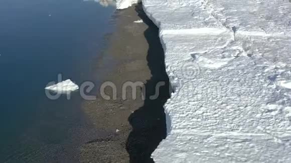 覆盖着冰雪的海岸带视频的预览图