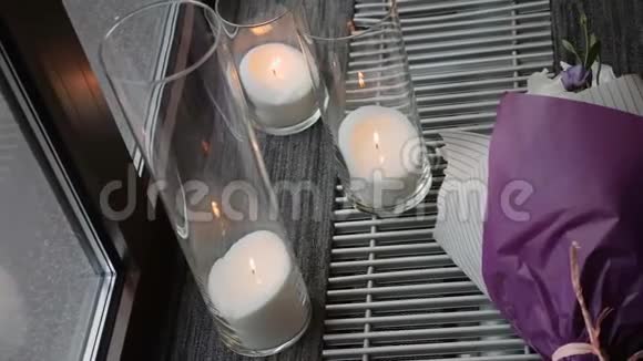 紫色的花束和蜡烛作为婚礼装饰关门视频的预览图