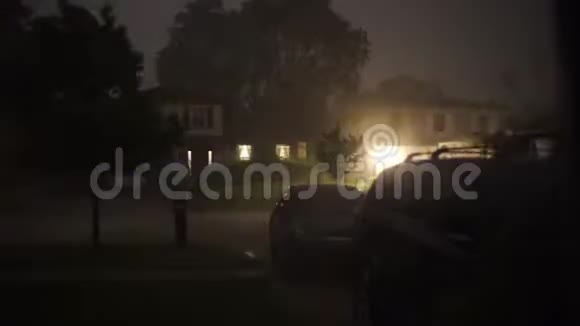 强大的雷暴夜以继日的大雨和郊区的闪电视频的预览图