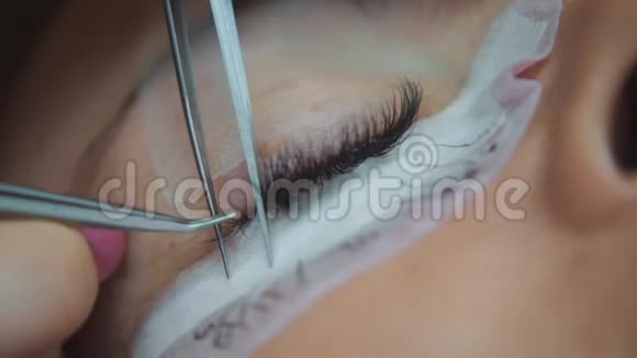 美容店睫毛延伸女人眼睛特写睫毛特写宏观女性美视频的预览图
