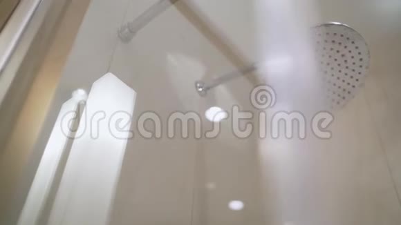 打开淋浴昂贵酒店浴室的内部洗澡时洗澡精英阶层的淋浴房视频的预览图
