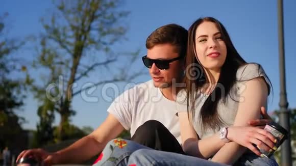 浪漫的夫妻喝咖啡坐在公园的绿草上夫妻信任爱和幸福的理念中等视频的预览图