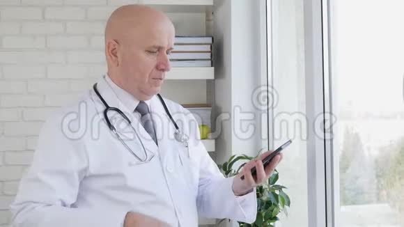 与医生的慢动作手势和与智能手机的交谈视频的预览图