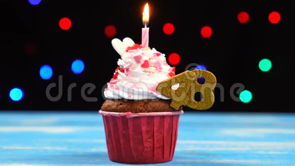 带有蜡烛的美味生日蛋糕和48号的彩色模糊灯光背景视频的预览图