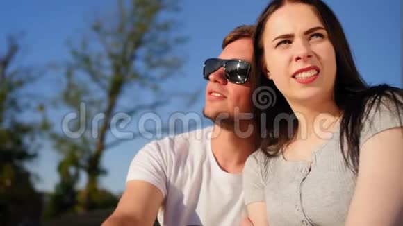 浪漫的夫妻喝咖啡坐在公园的绿草上夫妻信任爱和幸福的概念中等视频的预览图