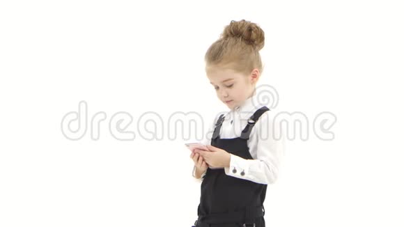 悲伤的婴儿在智能手机上在线聊天白色背景视频的预览图