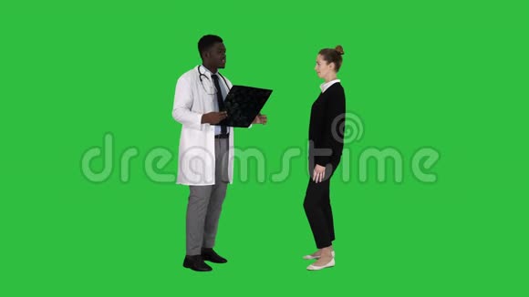 医生给病人看X光结果然后病人在绿色屏幕上离开Chroma键视频的预览图