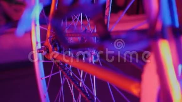 这个视频是关于复古自行车链集一辆旧自行车骑在压路机上视频的预览图