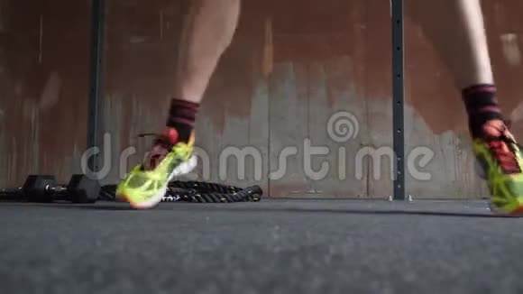 这个视频是关于特写男健身黄鞋的在健身房或家里锻炼有氧运动美腿运动的细节视频的预览图