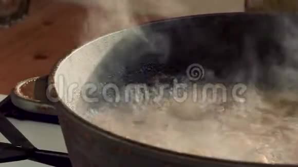 在锅里煮蘑菇视频的预览图