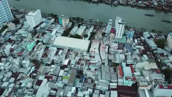 越南西贡胡志明市空中镜头无人机镜头美丽的建筑可见的交通和西贡河视频的预览图