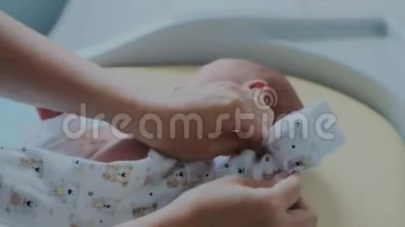 快关门护士在医院里对一个新生婴儿做了试验视频的预览图