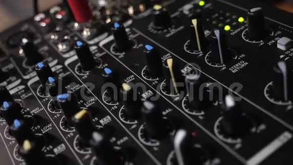 这个视频是关于声音工程师音乐控制台与旋钮视频的预览图
