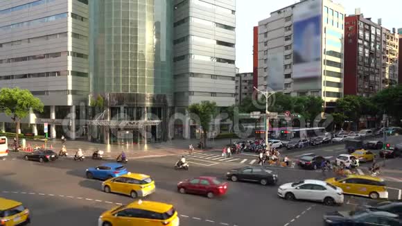 台北市中心交通繁忙的十字路口的视频的预览图