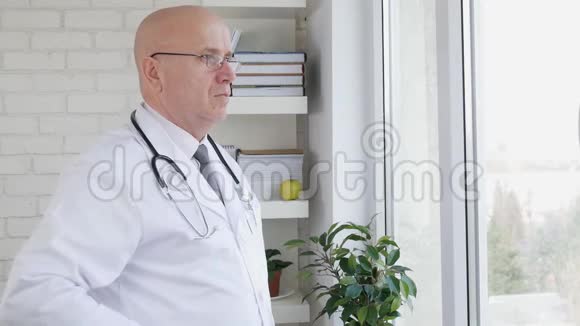 慢动作自信的医生思考在医疗柜里沉思视频的预览图