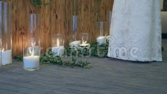 婚礼装饰蜡烛和鲜花新娘穿白色礼服视频的预览图