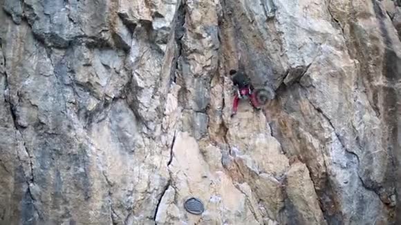冬天登山者爬在悬崖上攀岩攀岩者在艰难的路线上攀登视频的预览图