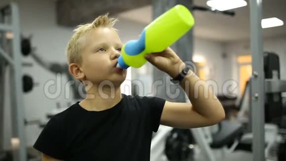 这个男孩训练后喝水视频的预览图