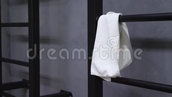 这个视频是关于白毛巾挂在健身房的黑墙上视频的预览图