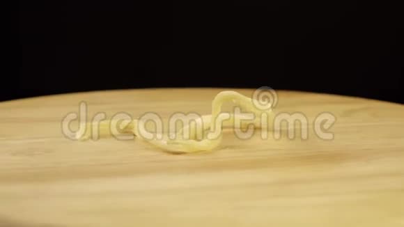 干鱿鱼在木架上旋转360度视频的预览图
