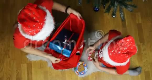 雪少女和他的助手把礼物放进了的红包里视频的预览图