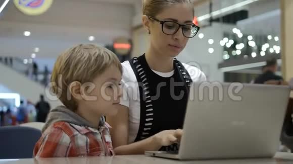 年轻有魅力的自由职业者使用笔记本电脑开放空间视频的预览图